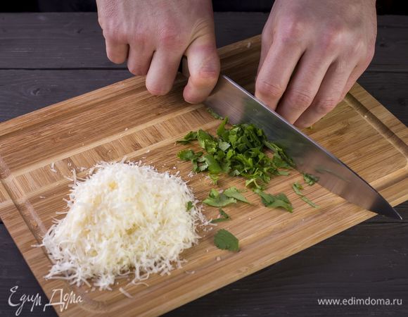 Натрите на крупной терке сыр. Мелко нашинкуйте кинзу.