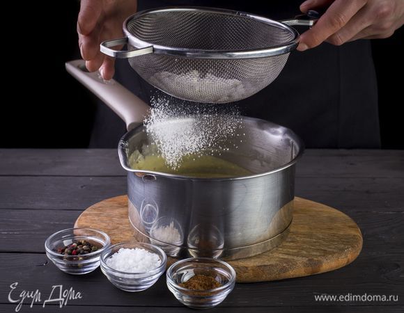 Просейте муку, добавьте соль и специи. Продолжая непрерывно мешать, томите соус на слабом огне до загустения.