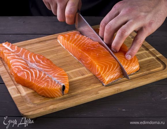 Нарежьте филе лосося на стейки-бабочки.