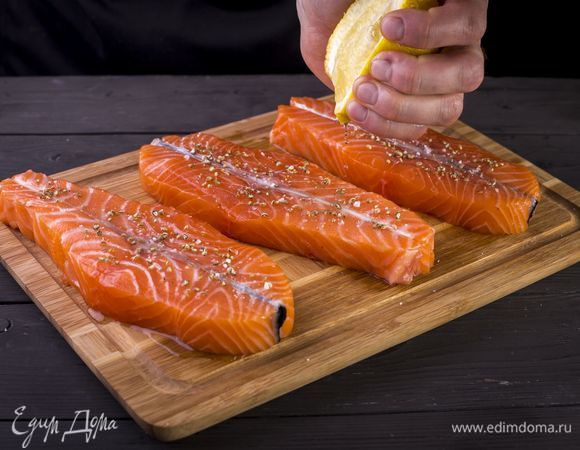 Натрите солью и белым перцем, сбрызните лимонным соком, оставьте на 15 минут.