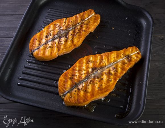 Смажьте кусочки рыбы оливковым маслом и обжарьте на сковороде-гриль до золотистой корочки.