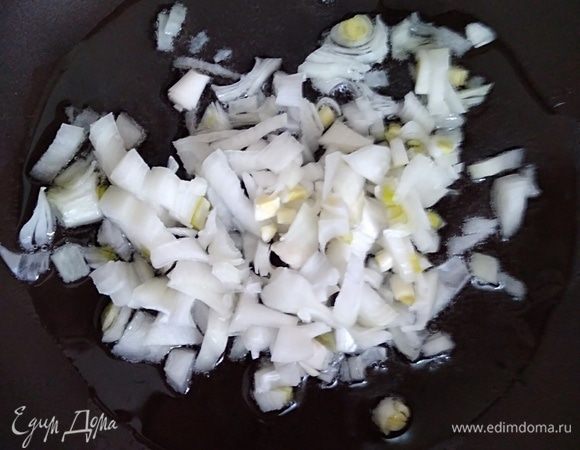 Как варить мясной бульон, я показывать не вижу смысла, в холодную воду закладываем мясо (лучше на кости) и варим до готовности около часа, снимая пенку. Говядина варится подольше, но на ней самый вкусный суп получается! Я солю мясо в начале варки и обязательно процеживаю готовый бульон. Приступим к зажарке. Разогреть сковородку, налить масло, добавить нарезанный лук.