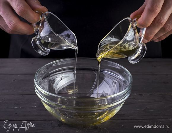 Смешайте мед и растительное масло. Посолите и поперчите по вкусу.