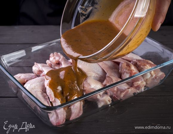 Куриные крылья поместите в глубокую емкость. Залейте горчично-медовым соусом, поставьте в холодильник минимум на 3 часа.