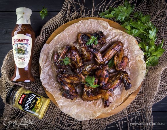 Пожарьте куриные крылышки на мангале. Приятного аппетита!