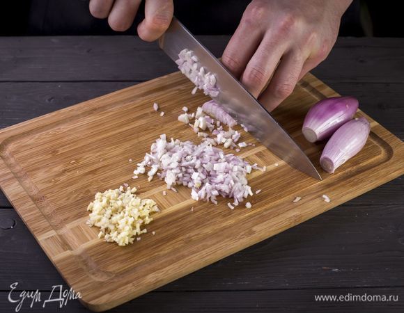 Мелко нарежьте чеснок и лук шалот, обжарьте в сливочном масле до золотистого цвета.