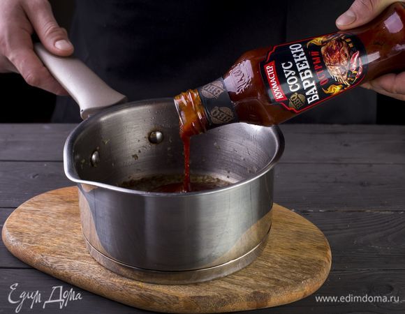 Добавьте к зажарке соус барбекю острый «Кухмастер», потомите на слабом огне минуту.