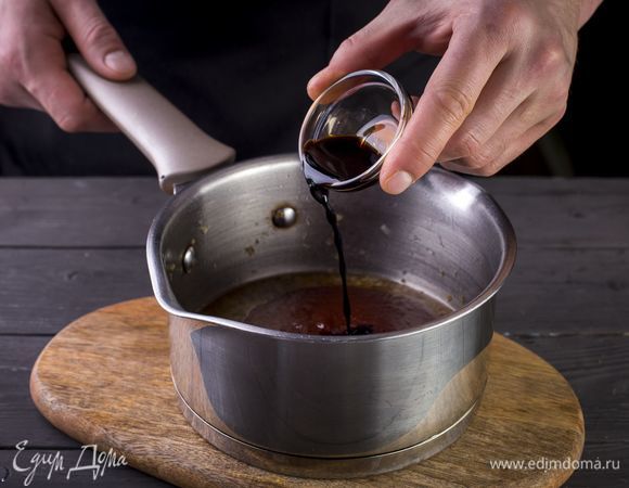 Влейте бальзамик и перемешайте.