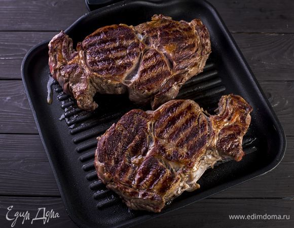 Стейки натрите солью и перцем, обжарьте на гриле примерно по 5–6 минут с каждой стороны.