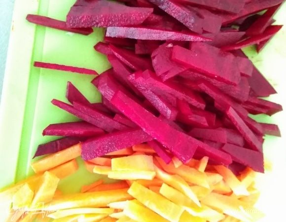 Морковь и свеклу почистить и нарезать тонкими брусочками. Добавить к луку, готовить, помешивая, 5 минут.Свекла по размеру должна быть побольше моркови. Можно овощи натереть на крупной терке. Тогда сократится время приготовления зажарки.