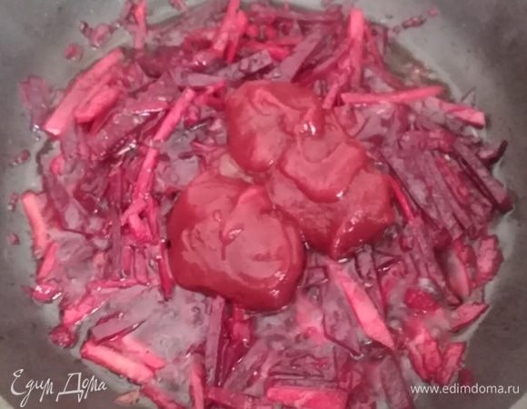 Теперь очередь томатной пасты. Добавить, размешать и готовить еще 10 минут, помешивая. Огонь минимальный.