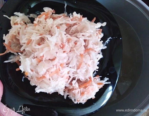 В закипевший бульон опустить капусту. Варить 5 минут.