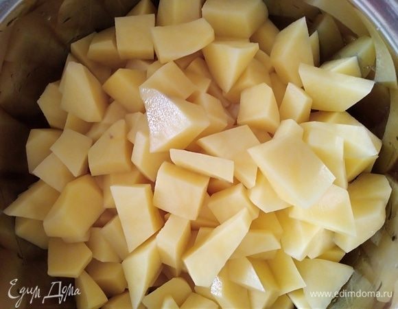 Картофель почистить и нарезать кубиками.