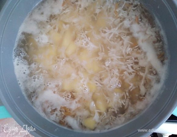 Добавить картофель и лавровый лист в кастрюлю. Дать закипеть. Варить 10 минут. В этот момент нужно попробовать суп на соль. Если нужно, добавить.