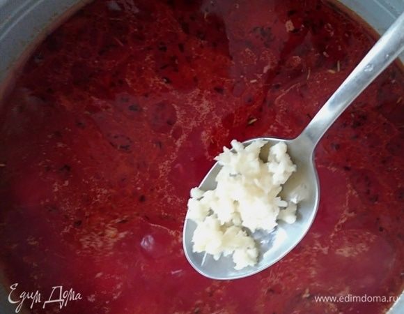 Чеснок почистить и измельчить через пресс или мелко нарезать. Добавить в кастрюлю зажарку и чеснок. Варить до готовности картофеля. Обычно уходит еще 5–7 минут (тут много зависит от сорта картошки). С кости снять мясо и добавить в суп. Можно добавлять уже в тарелку при подаче.