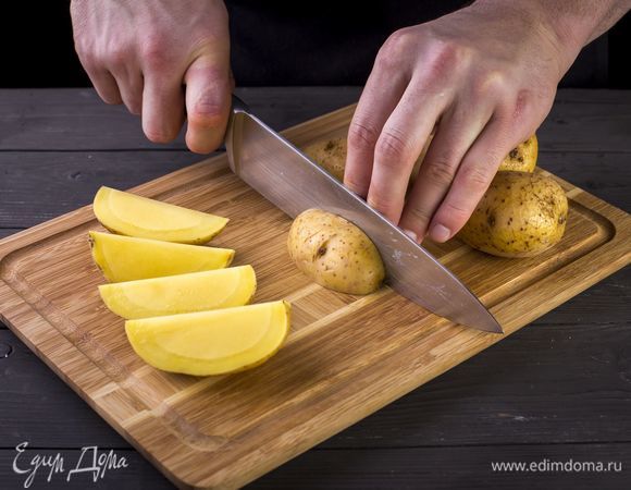 Клубни картофеля тщательно промойте со щеткой, проварите в кипящей воде 5–7 минут. Нарежьте картофель на дольки.