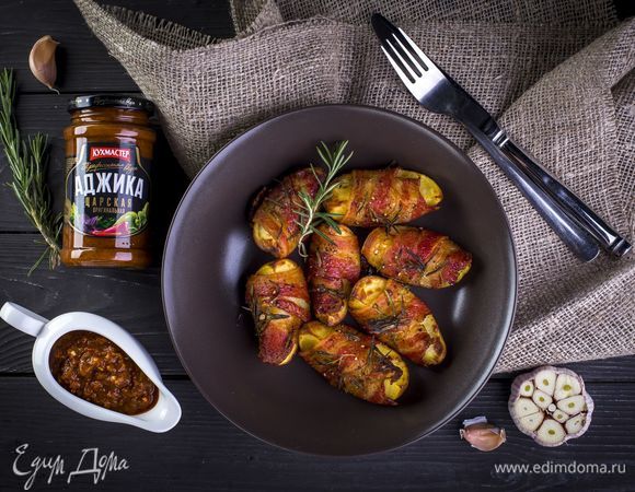 Подавайте запеченный картофель с острым томатным соусом. Приятного аппетита!