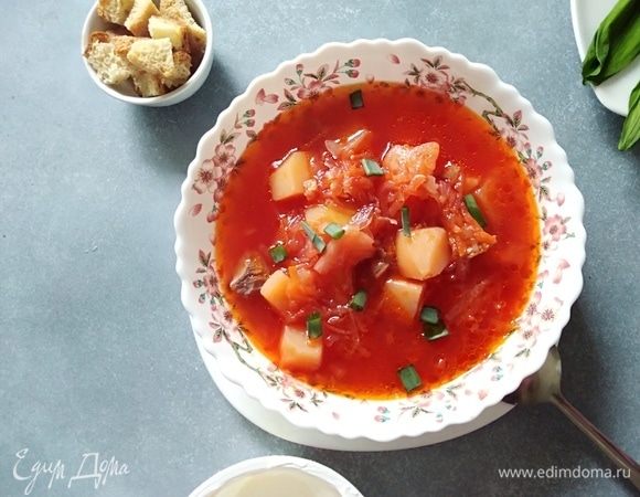 Дать борщу настояться минут 30. Подавать со сметаной и зеленью. Ну, и сало подать обязательно! А вообще, самый вкусный борщ, конечно, на вторые сутки, когда он настоится. На этой фотографии овощи натерты на терке.