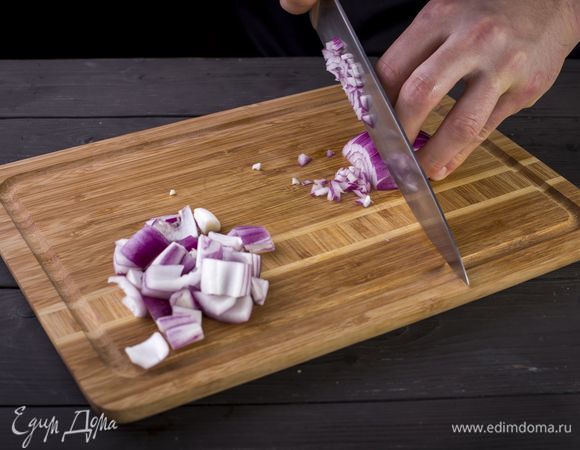Снимите шелуху с луковицы. Одну половину крупно порубите, вторую — нарежьте мелким кубиком и уберите в холодильник.