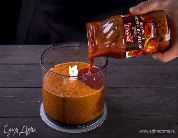 Сложите в чашу блендера сладкий перец, огурец, половину луковицы, выдавите чеснок через пресс. Взбейте все ингредиенты в однородное пюре. Добавьте пассату «Кухмастер» и взбейте еще раз. Поставьте суп в холодильник на пару часов.