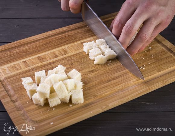 Нарежьте батон кубиками, сбрызните оливковым маслом и подсушите в духовке до румяной корочки. Перед подачей добавьте в суп лимонный сок, оливковое масло, соль и перец.