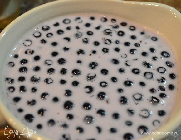 Далее разливаем по формам или креманкам. В две креманки со сливками я добавила ягоды черники. Отправляем в холодильник минимум на 2 часа, до полного застывания.