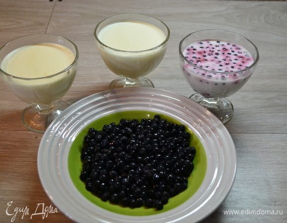 Вышло шесть порций таких креманок. В это время можно приготовить ягодный соус, но я в этот раз просто разморозила ягоды черники.