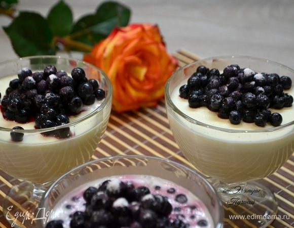 Готовый десерт украсить ягодами. Посыпать, по желанию, ягоды сахарной пудры.