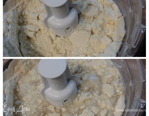 Поставить вариться картошку в мундире. Для теста смешать муку с холодным сливочным маслом, порезанным мелким кубиком. Добавить щедрую щепотку соли, я еще добавила 1 ч. л. сахара (не люблю пресное тесто). Руками или при помощи блендера перетереть в крошку. Влить ледяную воду, замесить тесто, собрать в колобок, обернуть в пищевую пленку и отправить в холодильник минимум на 30 минут.