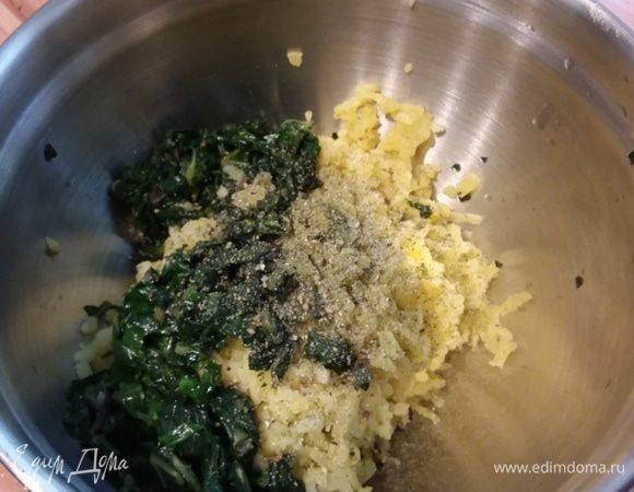 Тем временем подготовить начинку. Картофель очистить, натереть на терке. Чеснок очистить и мелко порубить. Разогреть оливковое масло и пассеровать чеснок, добавить шпинат (если листья крупные — порезать, если замороженный — заранее разморозить и отжать лишнюю жидкость, я использовала мангольд), дать ему «осесть», снять с огня. Остудить. Смешать картофель и шпинат, посолить и поперчить по вкусу, добавить оливковое масло. Начинка готова.