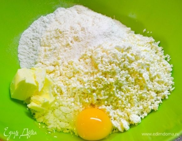Добавляем в миску все ингредиенты. Я использую деревенский творог, через сито не пропускаю, люблю, чтобы творог было видно в тесте.