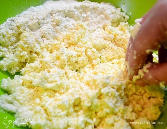 Творог смешиваем с яйцом.