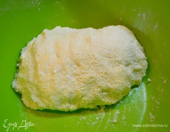 Далее смешиваем с остальными ингредиентами, хорошо вмешиваем, тесто не должно прилипать к рукам. Убираем тесто в пакет и отправляем охлаждаться минимум на 30 мин.