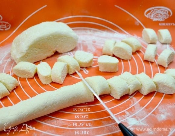 Подготовленное тесто раскатать на колбаски и нарезать на небольшие порционные кусочки.