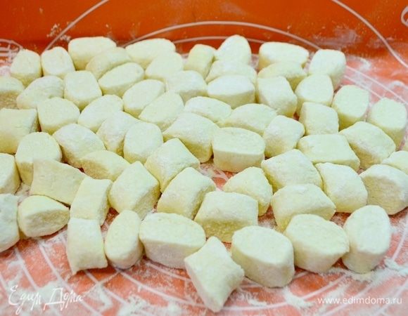 подготовленные вареники посыпать мукой, отваривать в кипящей подсоленной воде в течение 10 мин. При желании, добавить приправу или зелень.