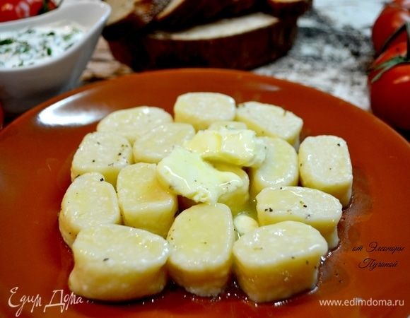 При подаче вареников сразу добавляйте кусочек сливочного масла!