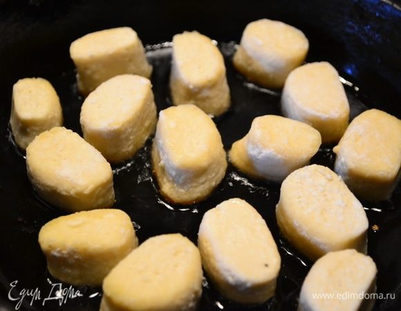 Любители жареных пельменей или вареников, не отчаивайтесь. Берем сковороду, наливаем масло и обжариваем вареники со всех сторон до золотистого цвета.