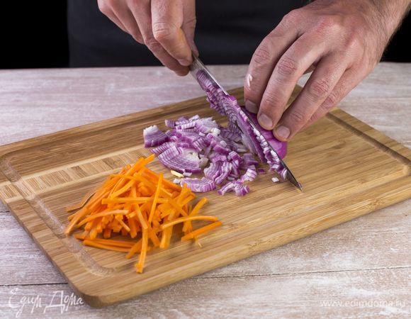 Нарежьте луковицу кубиками, а морковь — соломкой.
