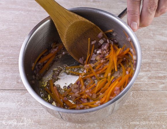 Пассеруйте овощи в разогретой кастрюле с маслом, пока они не станут мягкими.