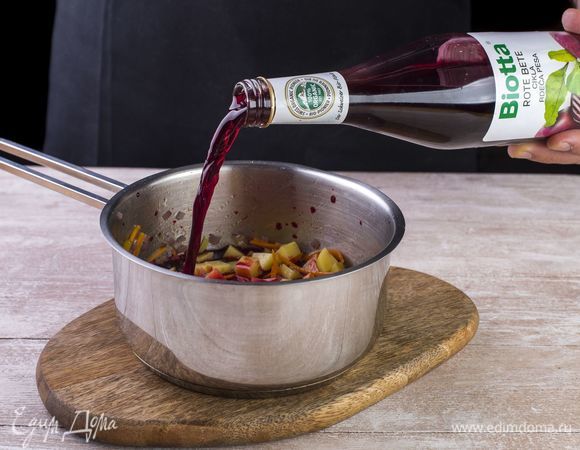 Влейте немного свекольного сока Biotta, накройте кастрюлю крышкой и потомите овощи на слабом огне 5–7 минут. Затем добавьте оставшийся сок, доведите до кипения и варите суп до готовности картофеля.