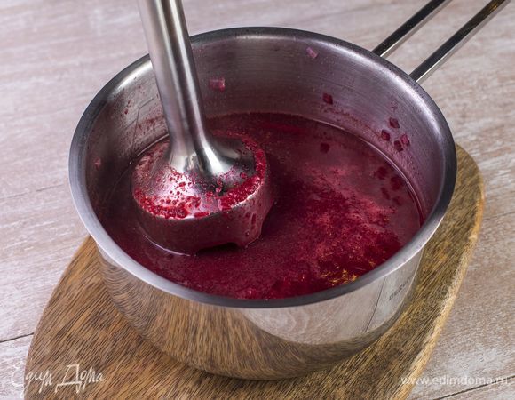 Взбейте суп погружным блендером в однородную массу.