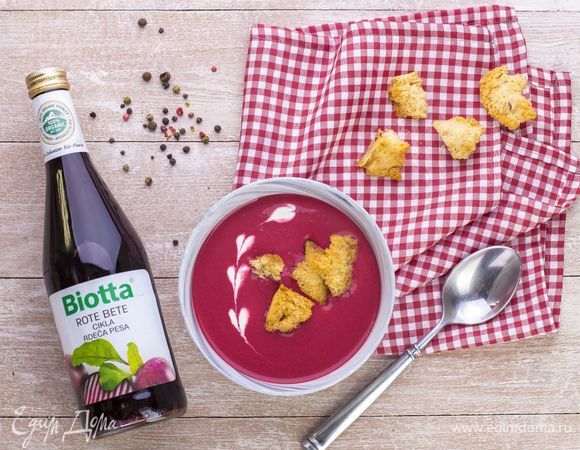 Подавайте свекольный суп с чесночными гренками. Приятного аппетита!