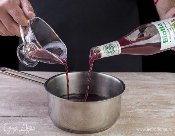 Смешайте весь био-нектар гранатовый Biotta и половину вина в сотейнике, немного подогрейте на медленном огне.