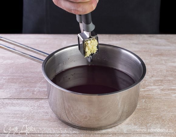 Пропустите через пресс чеснок, добавьте в сотейник.