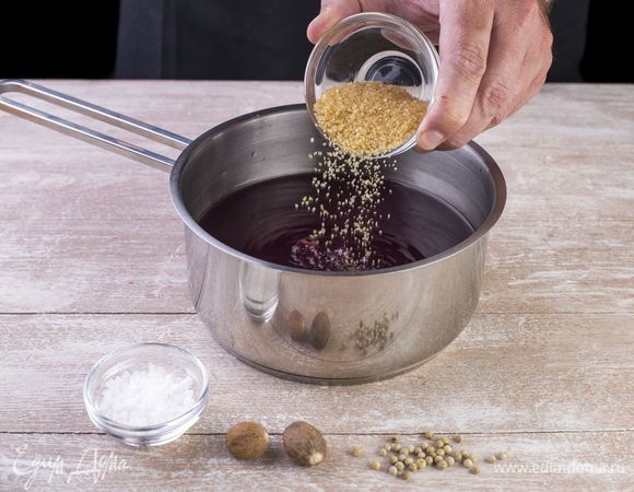 Добавьте сахар, соль, перец и мускатный орех.