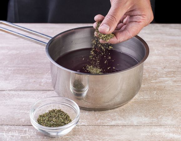 Затем засыпьте сушеный базилик, продолжая плавно нагревать смесь, но не доводя до кипения.