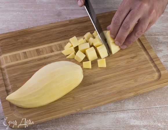 Очистите манго от кожуры, нарежьте крупными кубиками. Поместите в чашу блендера и измельчите.