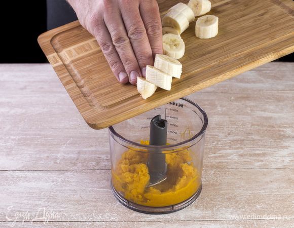 Очистите банан от кожуры, порубите кружками, высыпьте к манго.