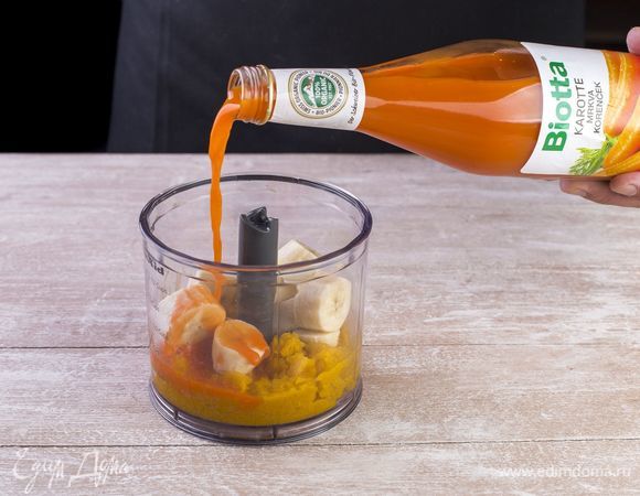 Залейте фрукты морковным соком Biotta.