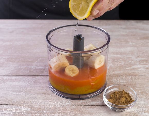 Добавьте сок половинки лимона, добавьте корицу.